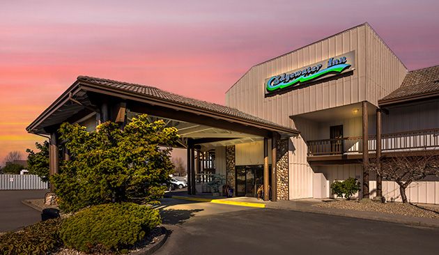 Front of Edgewater Inn property at twilight