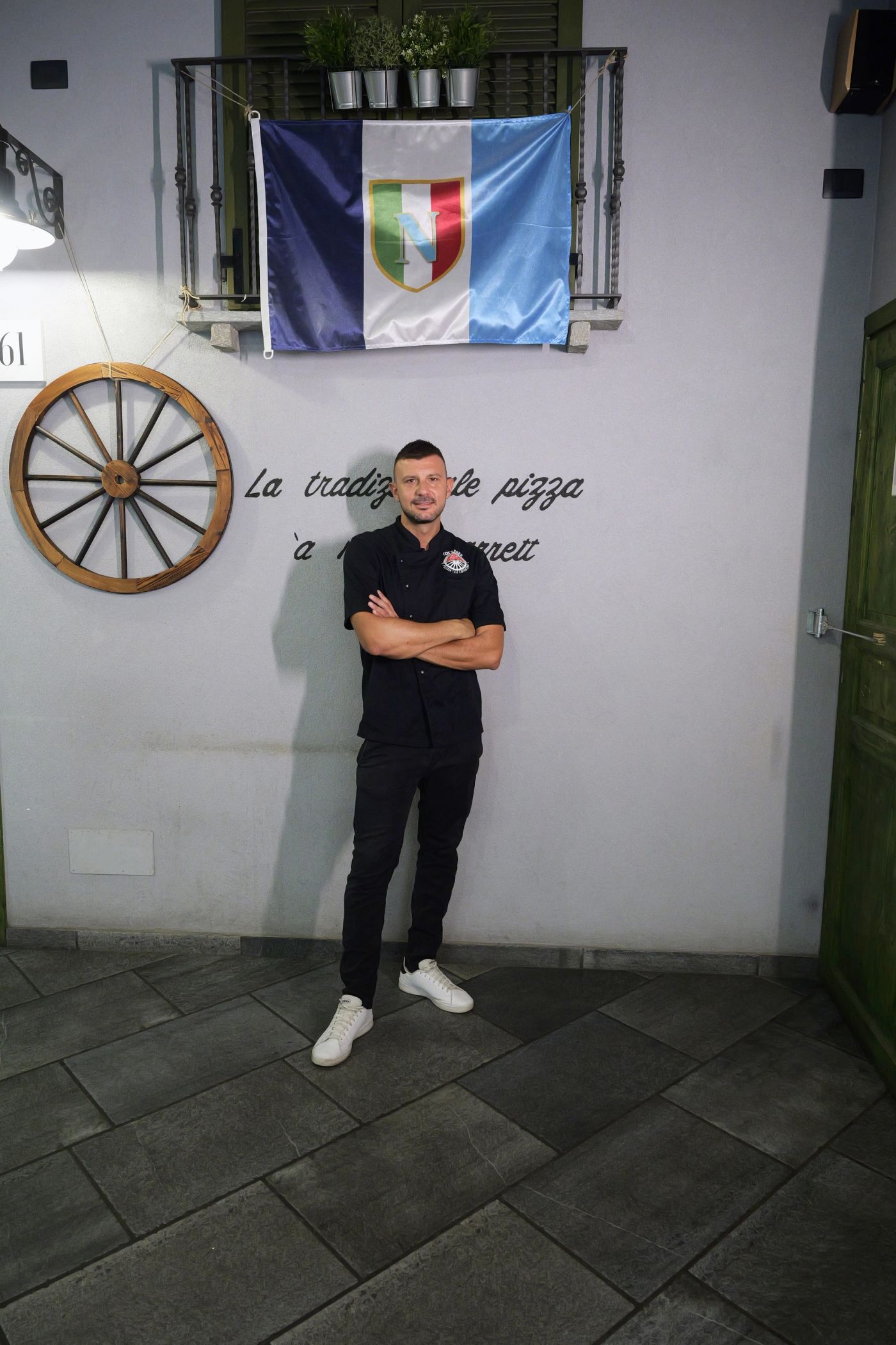 Luca Cosentino al forno di Cos 'e Pazz mentre inforna la pizza con la pala