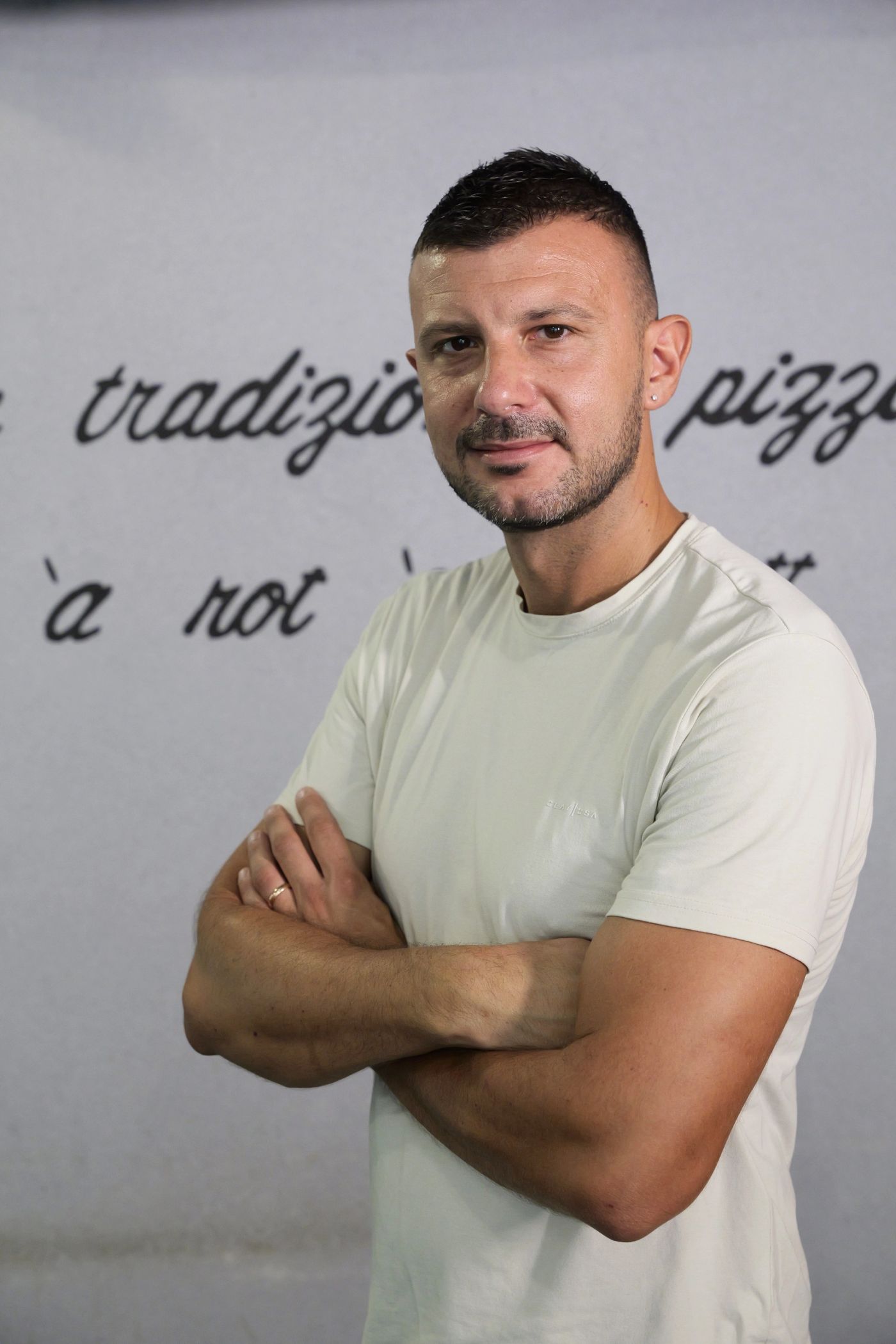 Luca Cosentino al forno di Cos 'e Pazz mentre inforna la pizza con la pala
