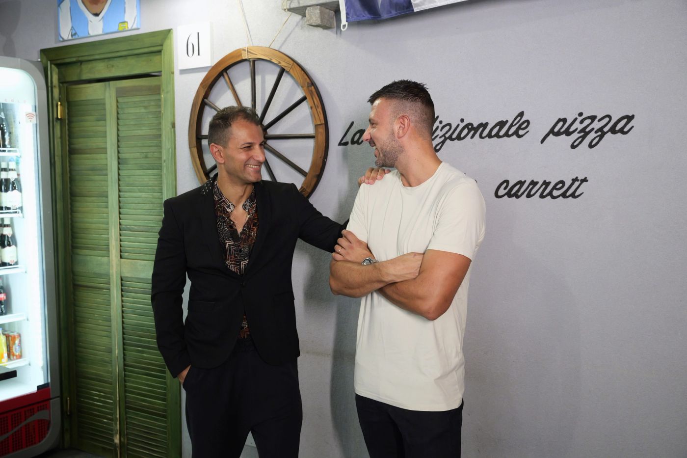 Gioacchino Cosentino e Luca Cosentino che sorridono nel locale di Cos 'e Pazz