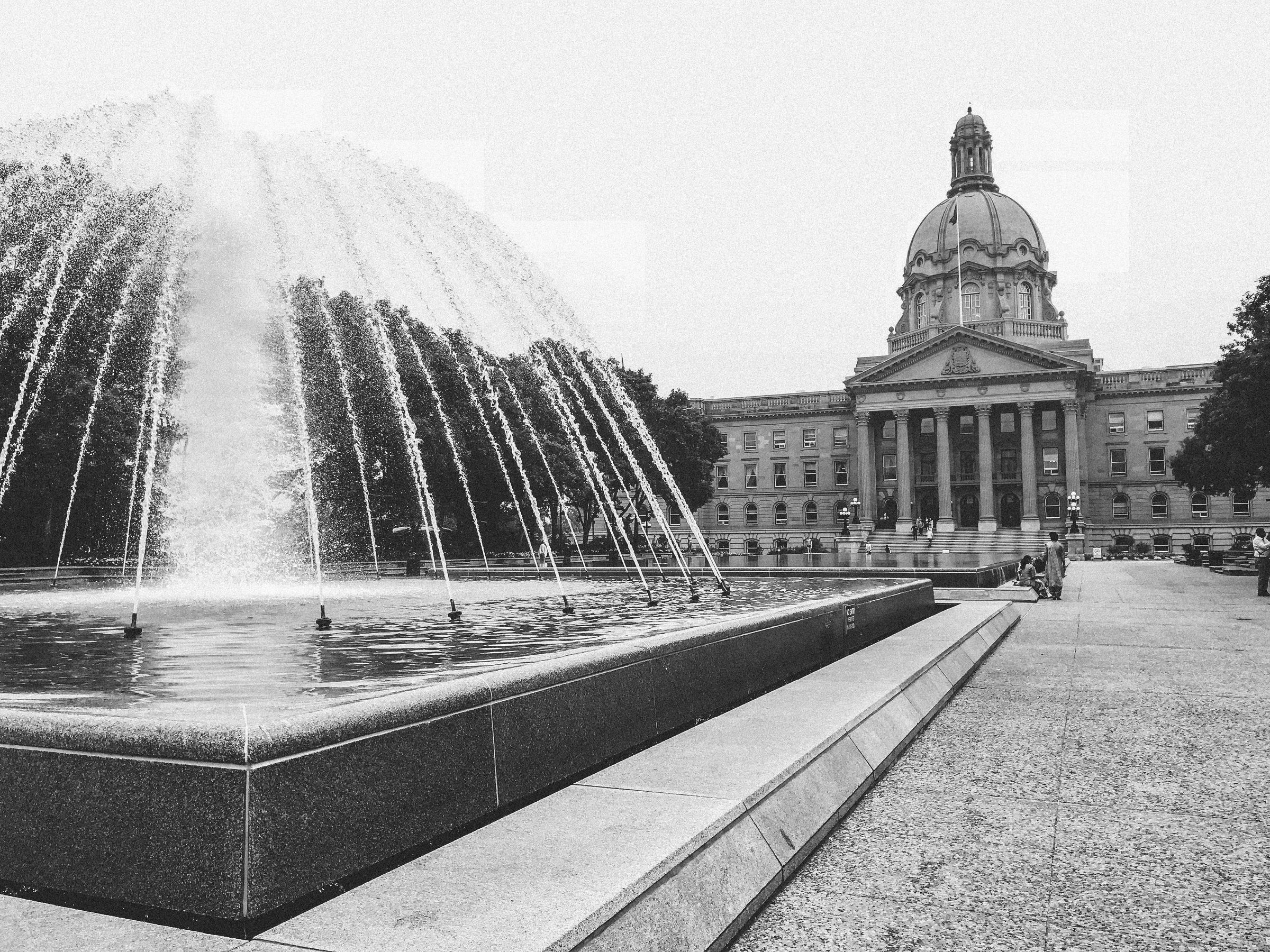 The Alberta Legislature Building in Edmonton, with a fountain in front