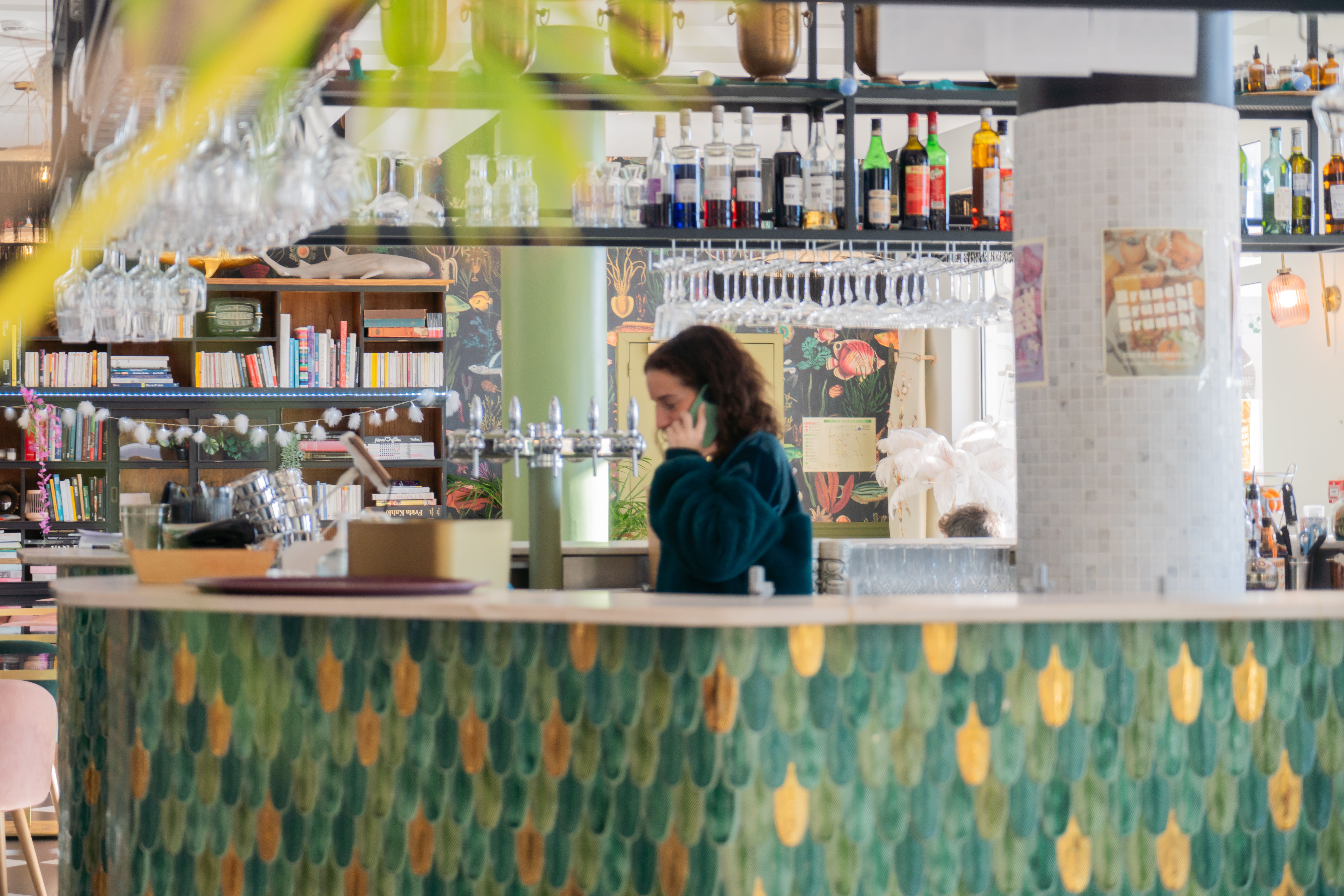 Barmaid au téléphone