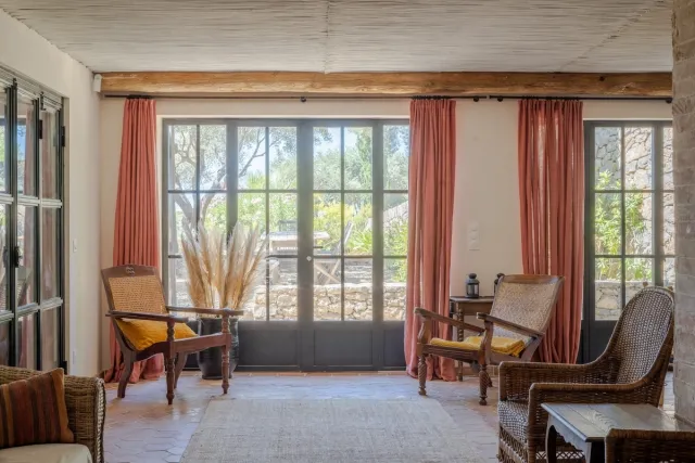 Salon avec vue sur la terrasse