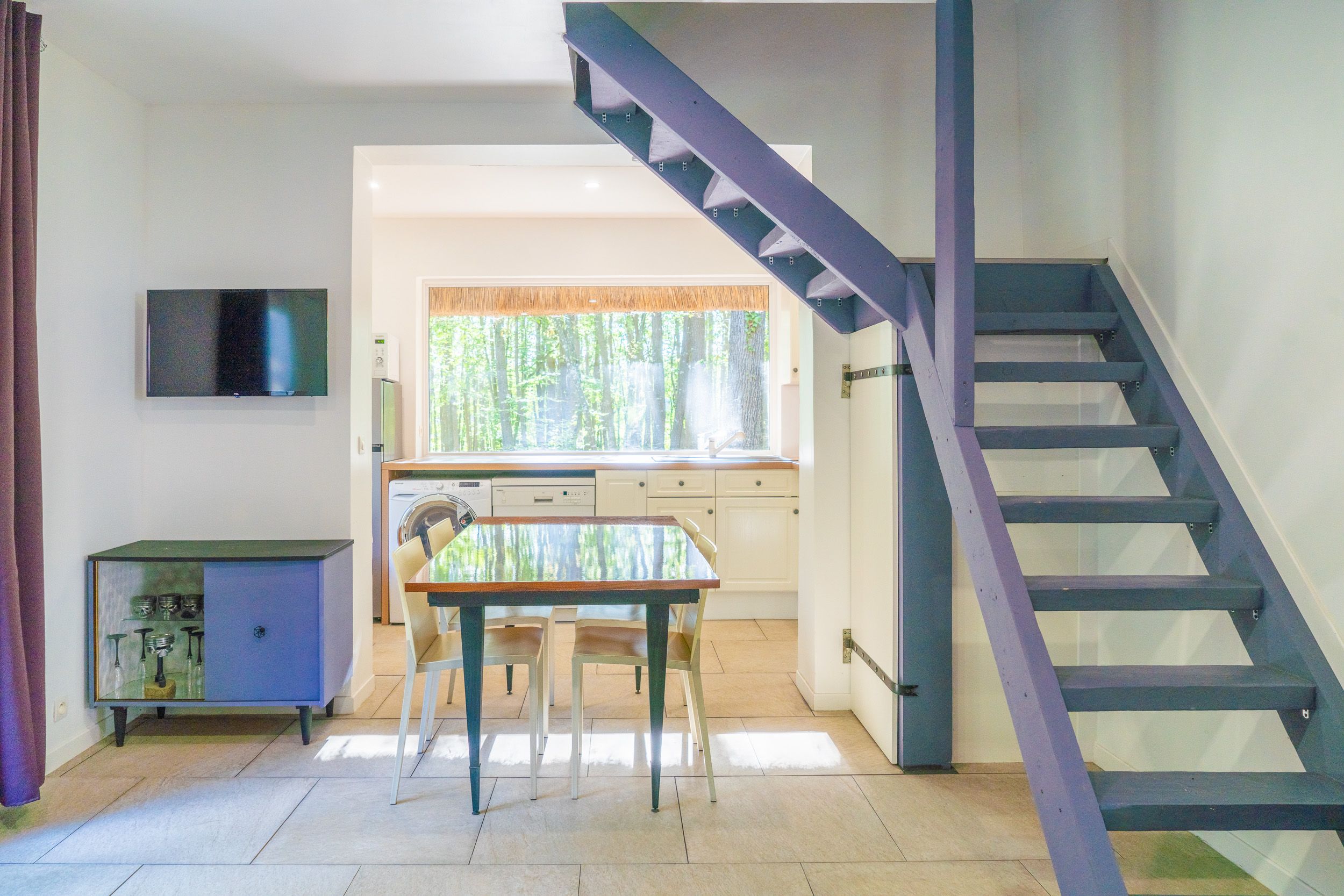 Table à manger et escalier violet