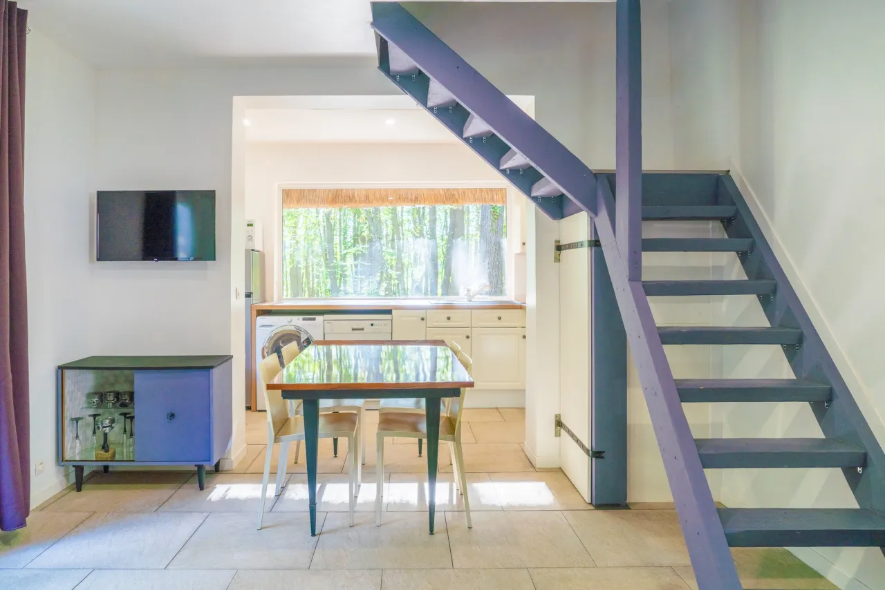 Table à manger et escalier violet