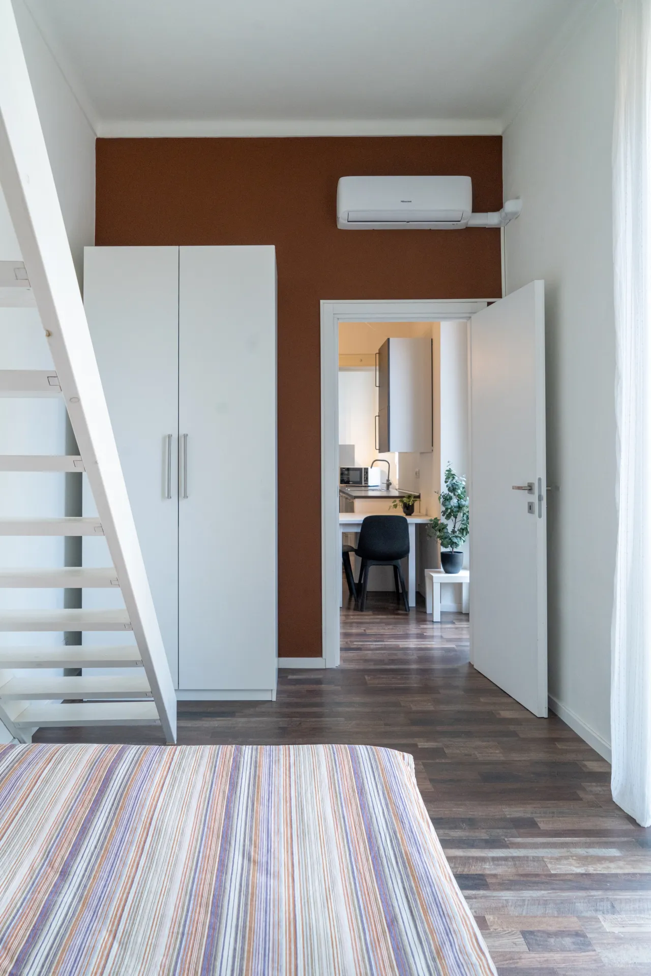 Ouverture de porte donnant sur la cuisine