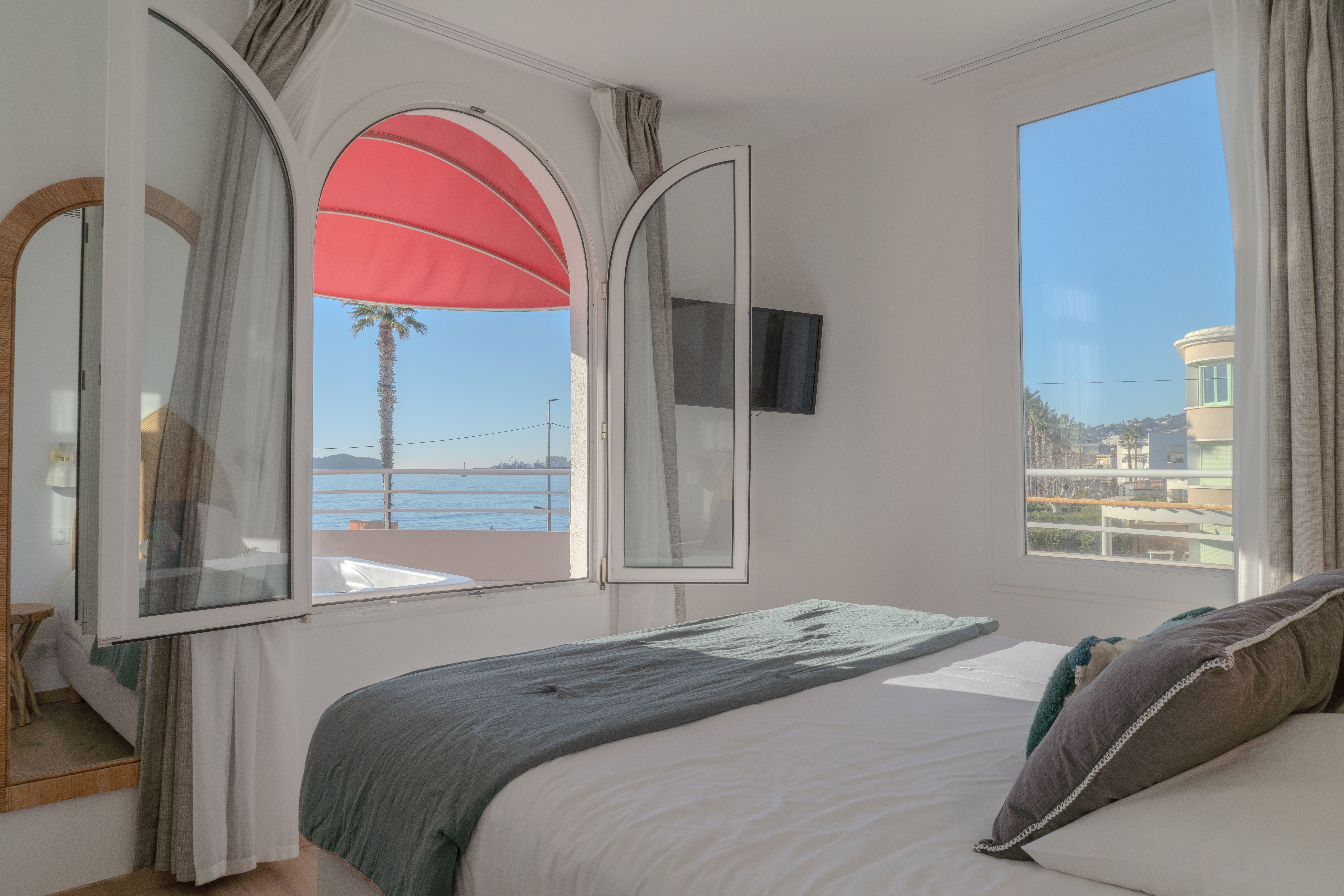 Chambre avec fenêtres ouvertes, vue sur la mère