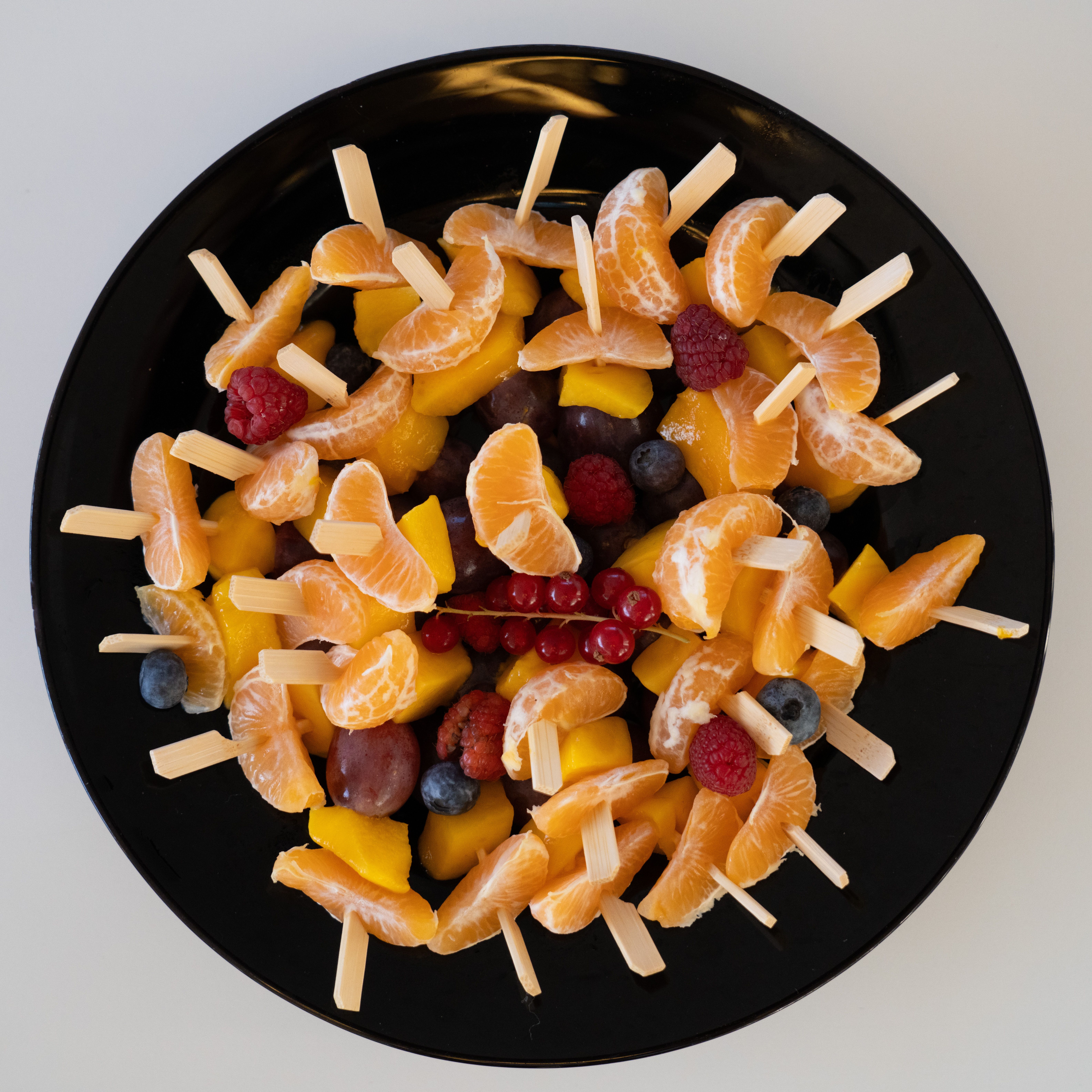 Brochettes de fruits vues de haut