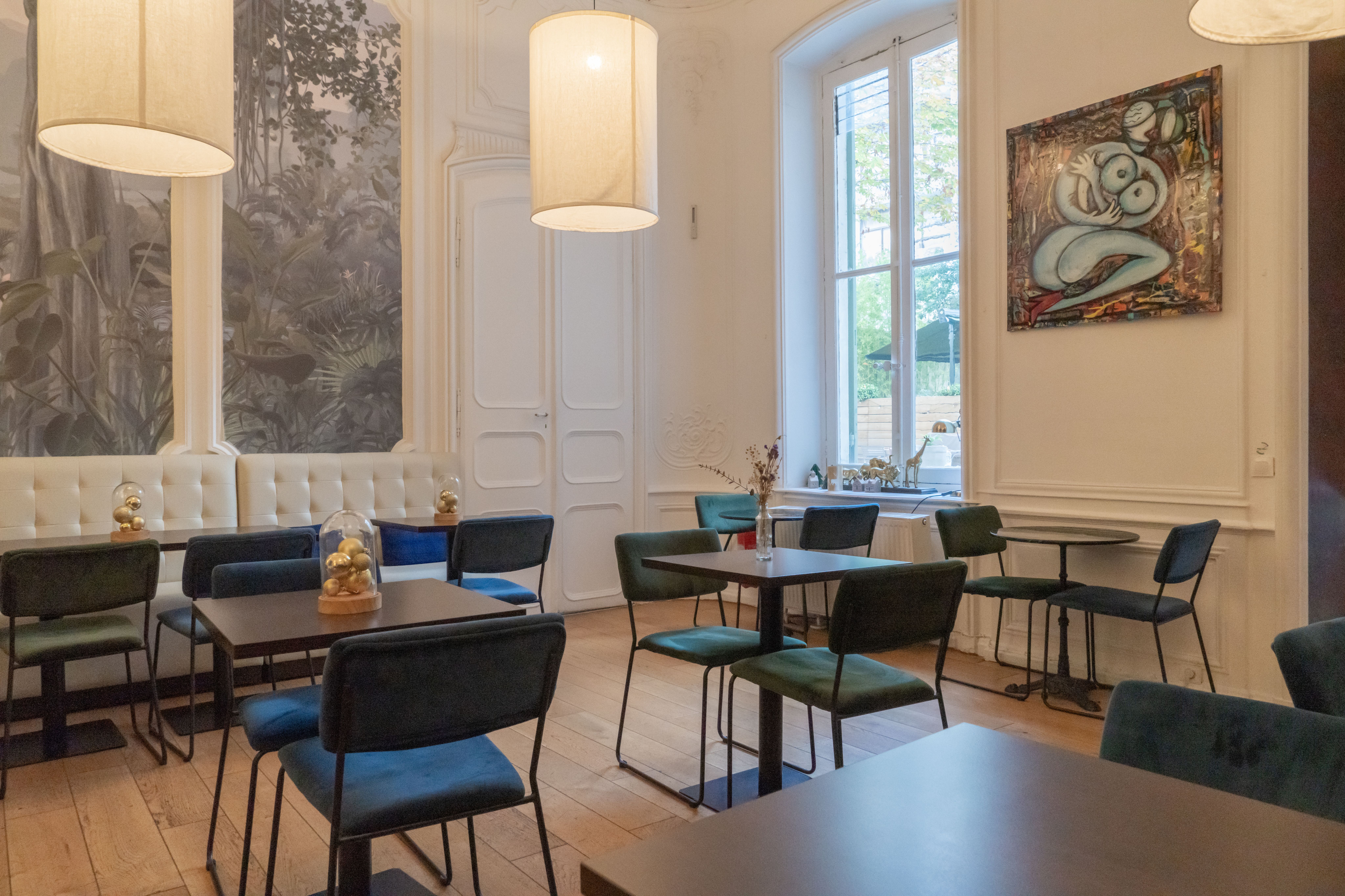 Tables noires avec banquettes ou chaises