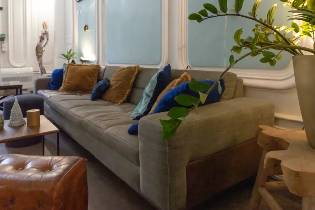 Canapé avec coussins oranges et bleus