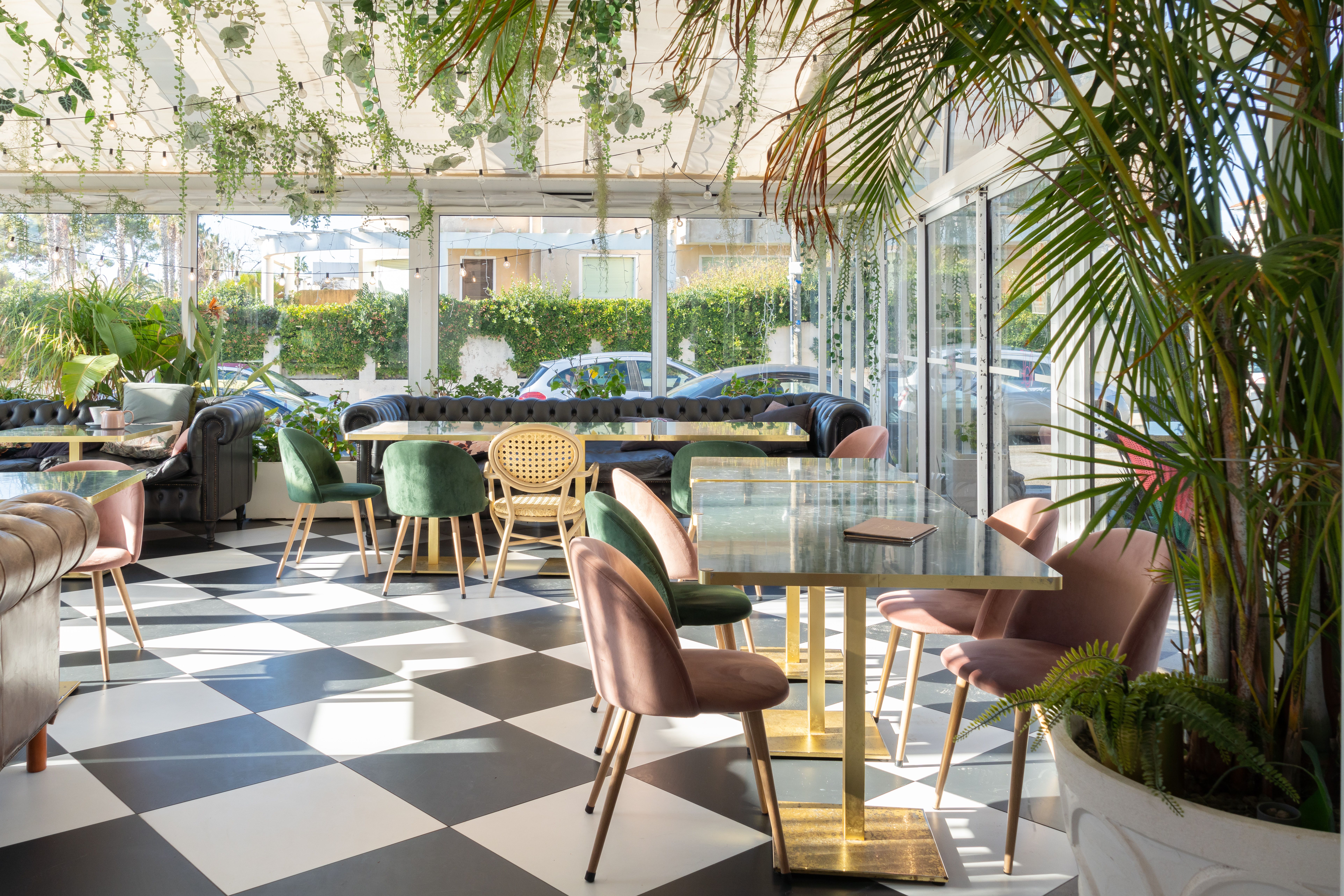 Tables dans une pièce vitrée