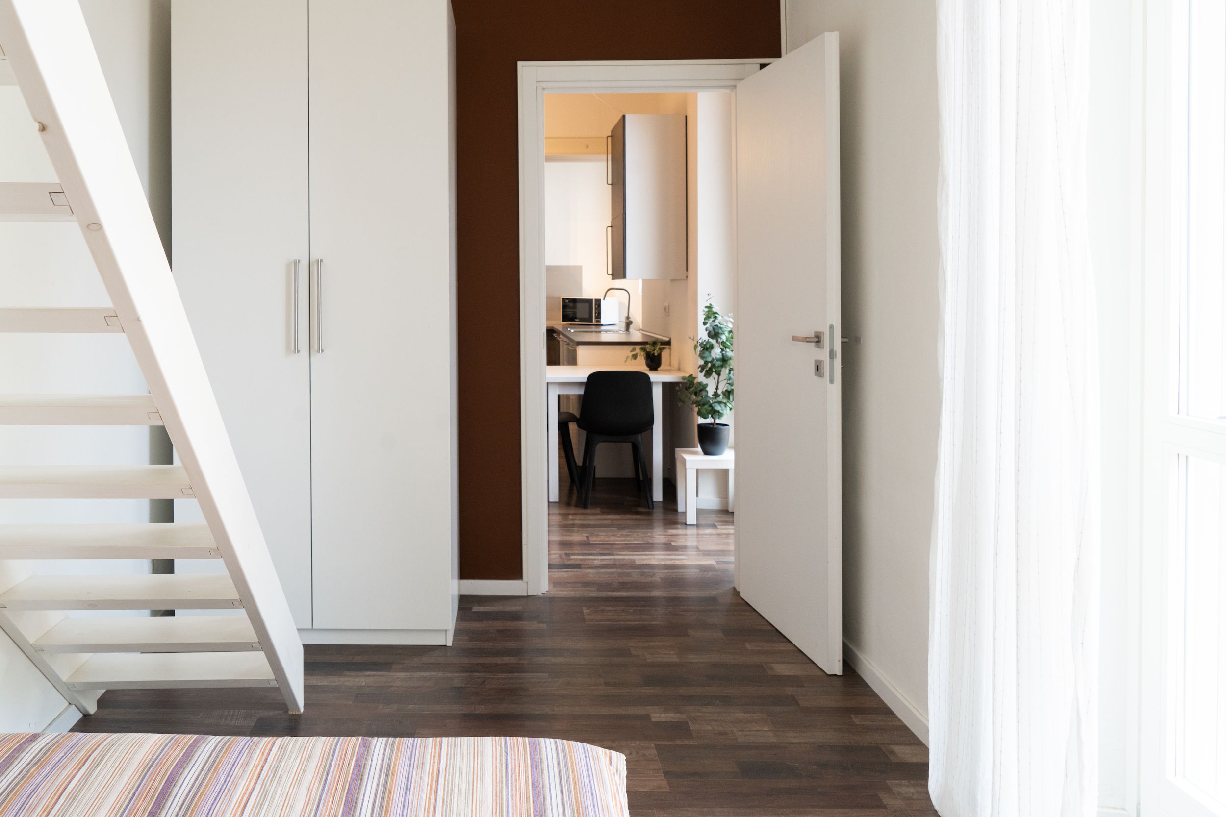 Ouverture de porte donnant sur la cuisine