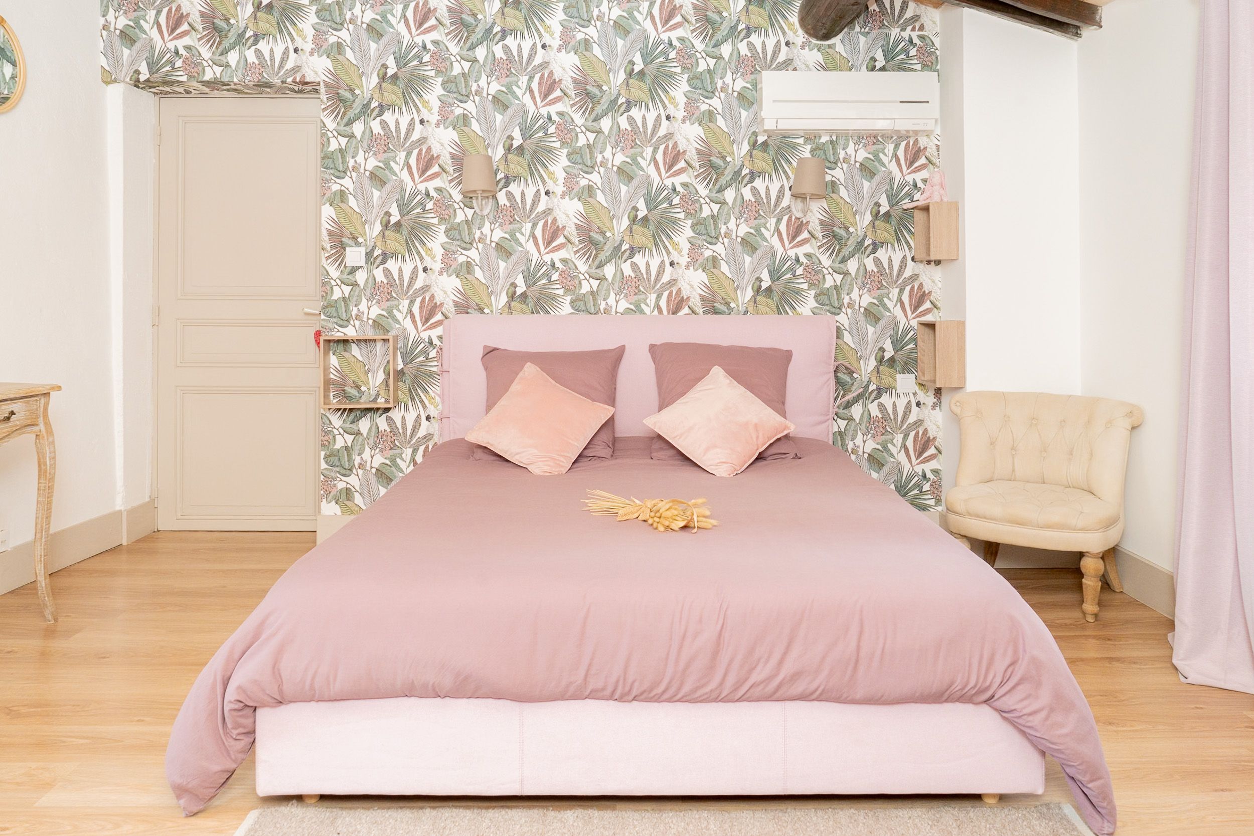 Chambre avec lit double rose