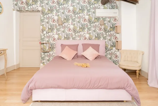 Chambre avec lit double rose