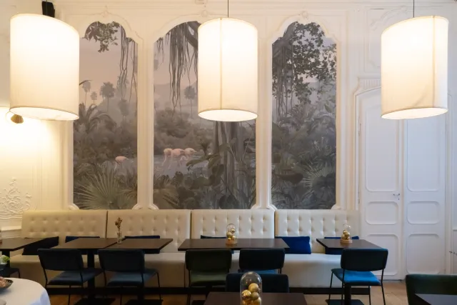 Tables noires avec banquettes