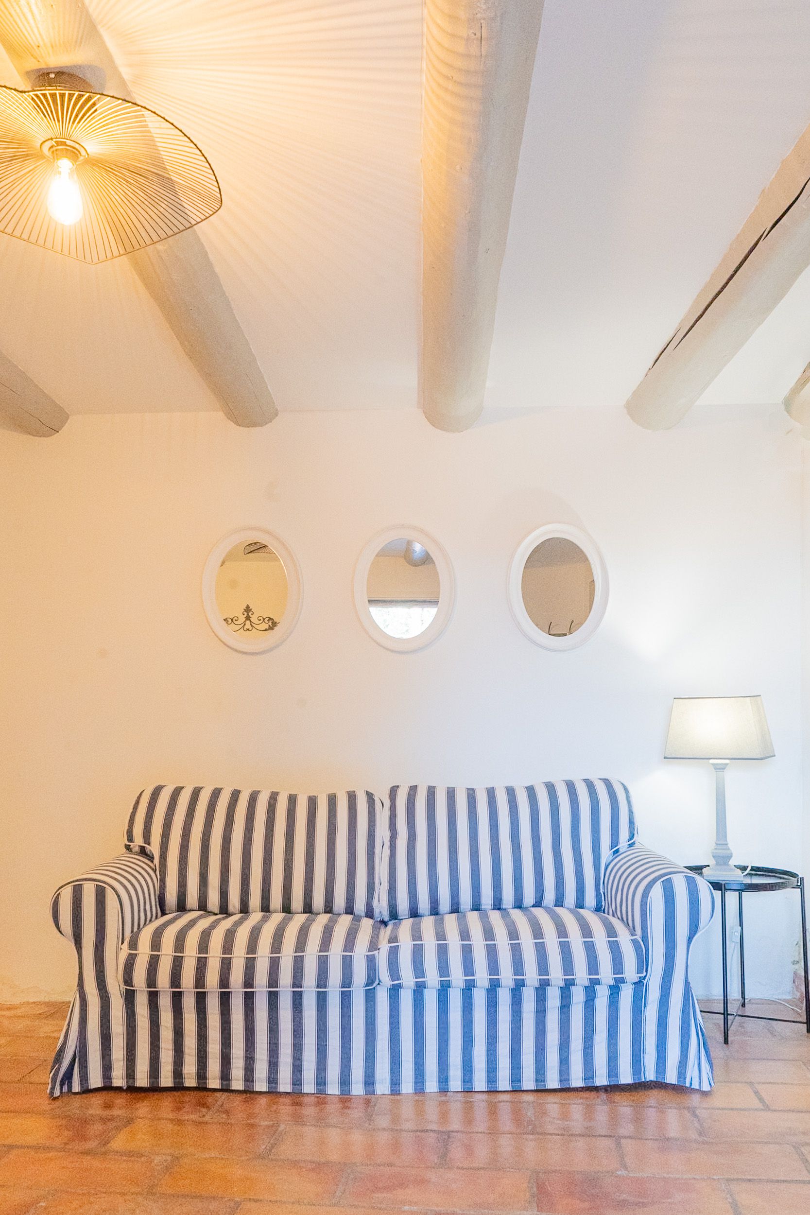Canapé rayé bleu et blanc