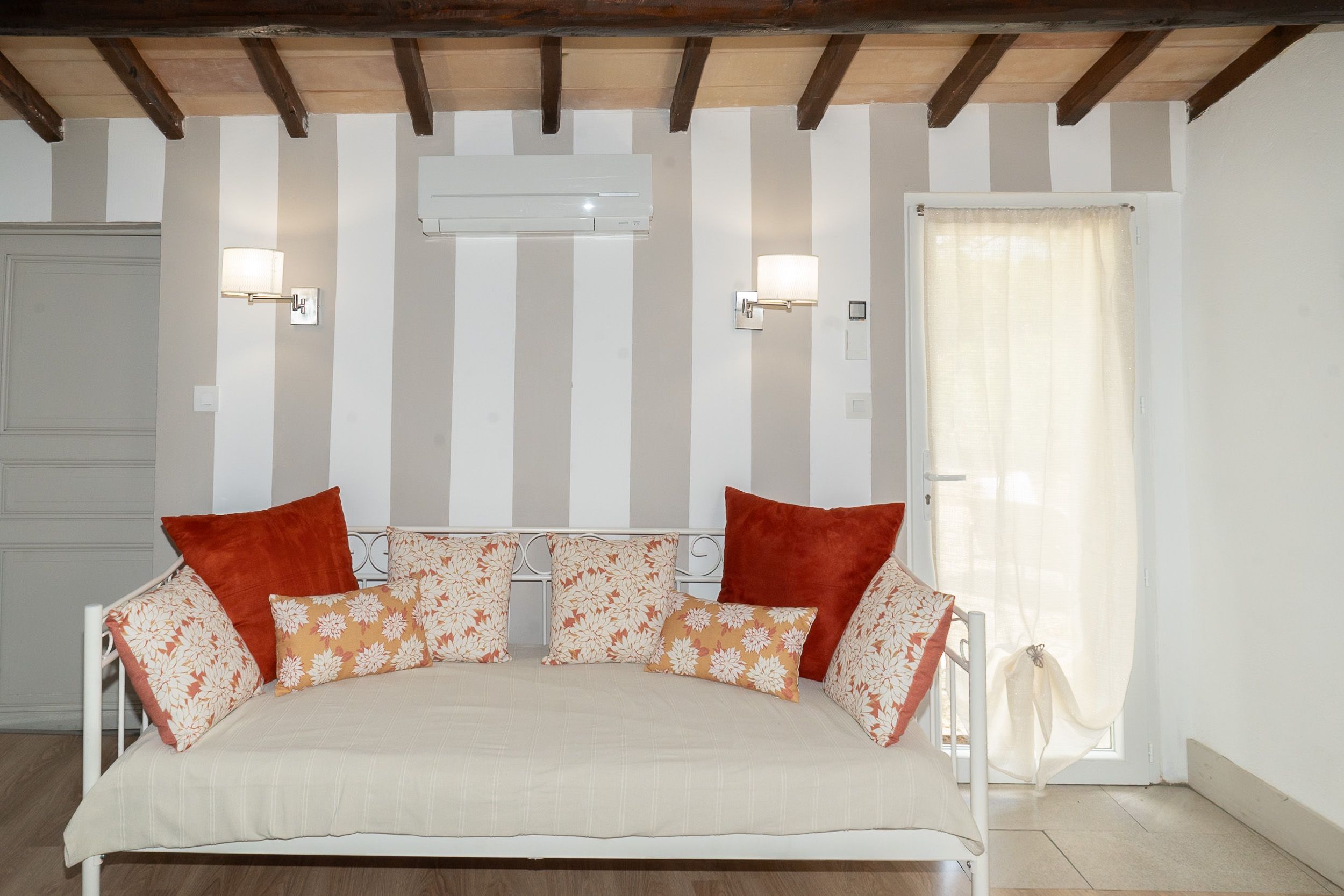 Canapé aux couleurs claires