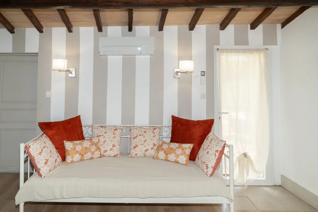 Canapé aux couleurs claires