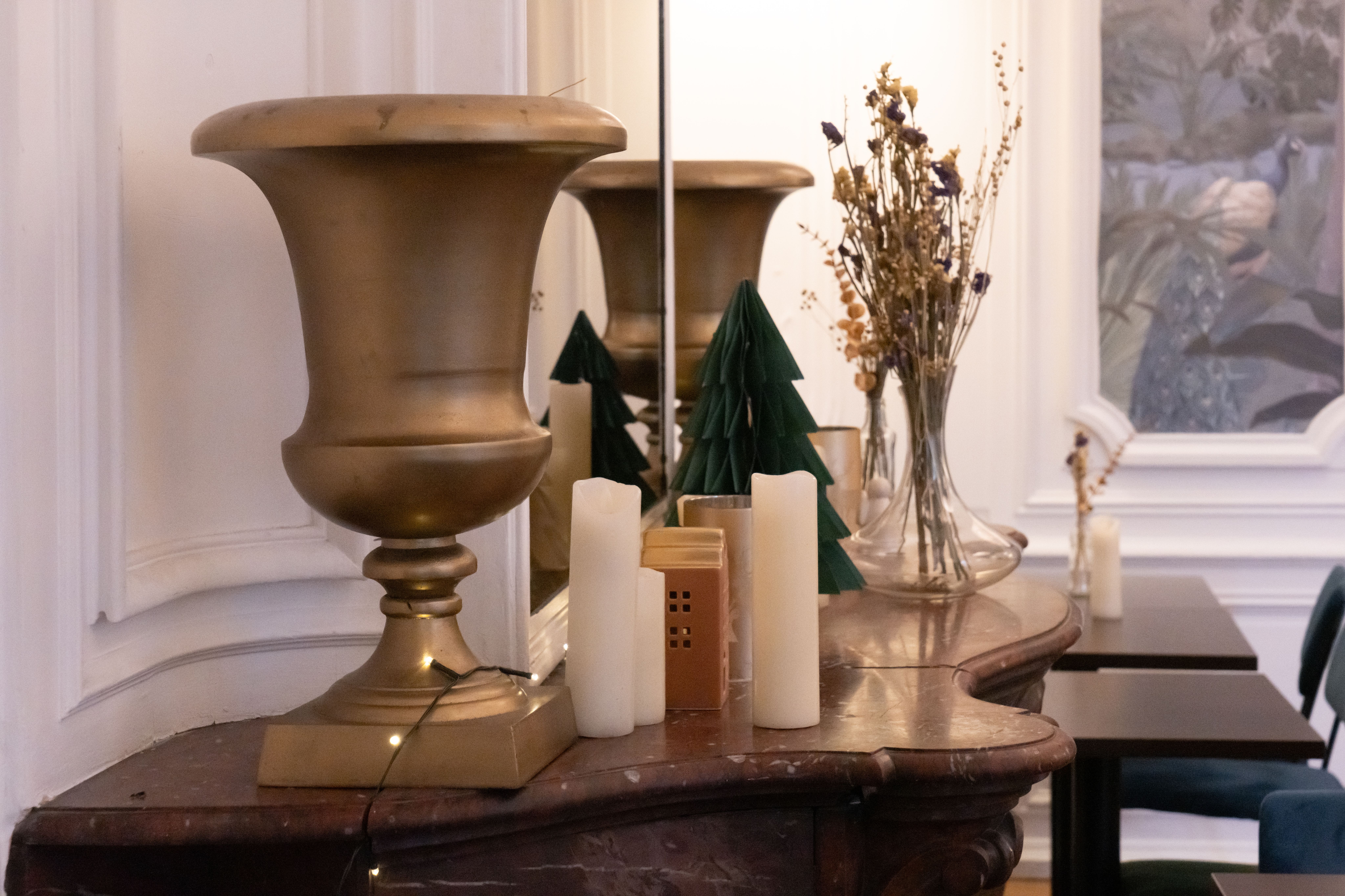 Meuble décoré avec cierges