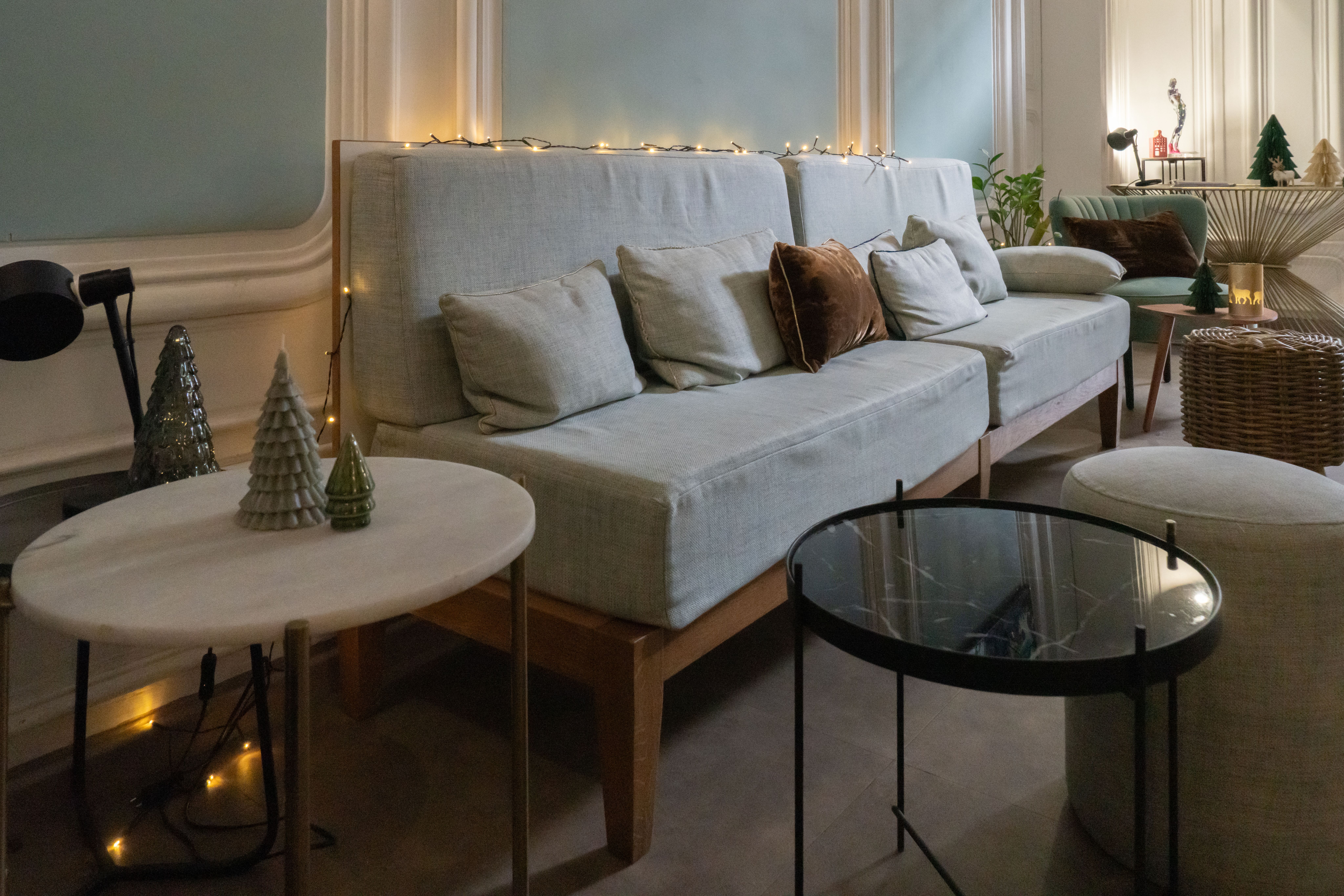 Canapé avec décorations