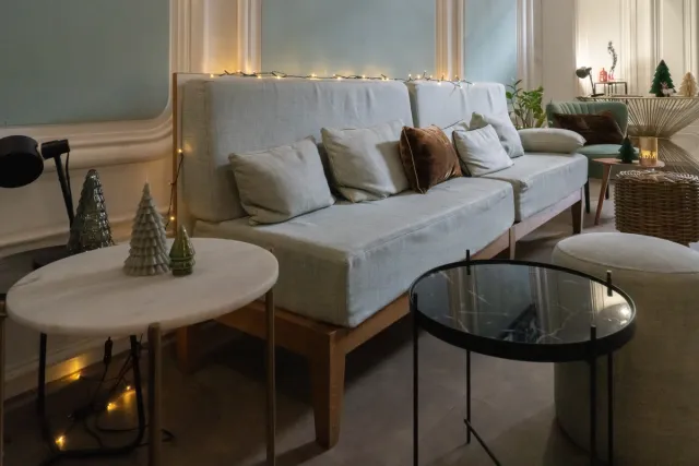 Canapé avec décorations