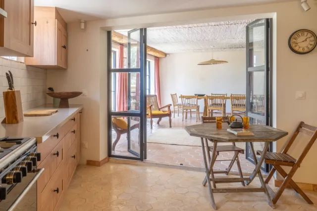 Cuisine et vue sur la pièce principale