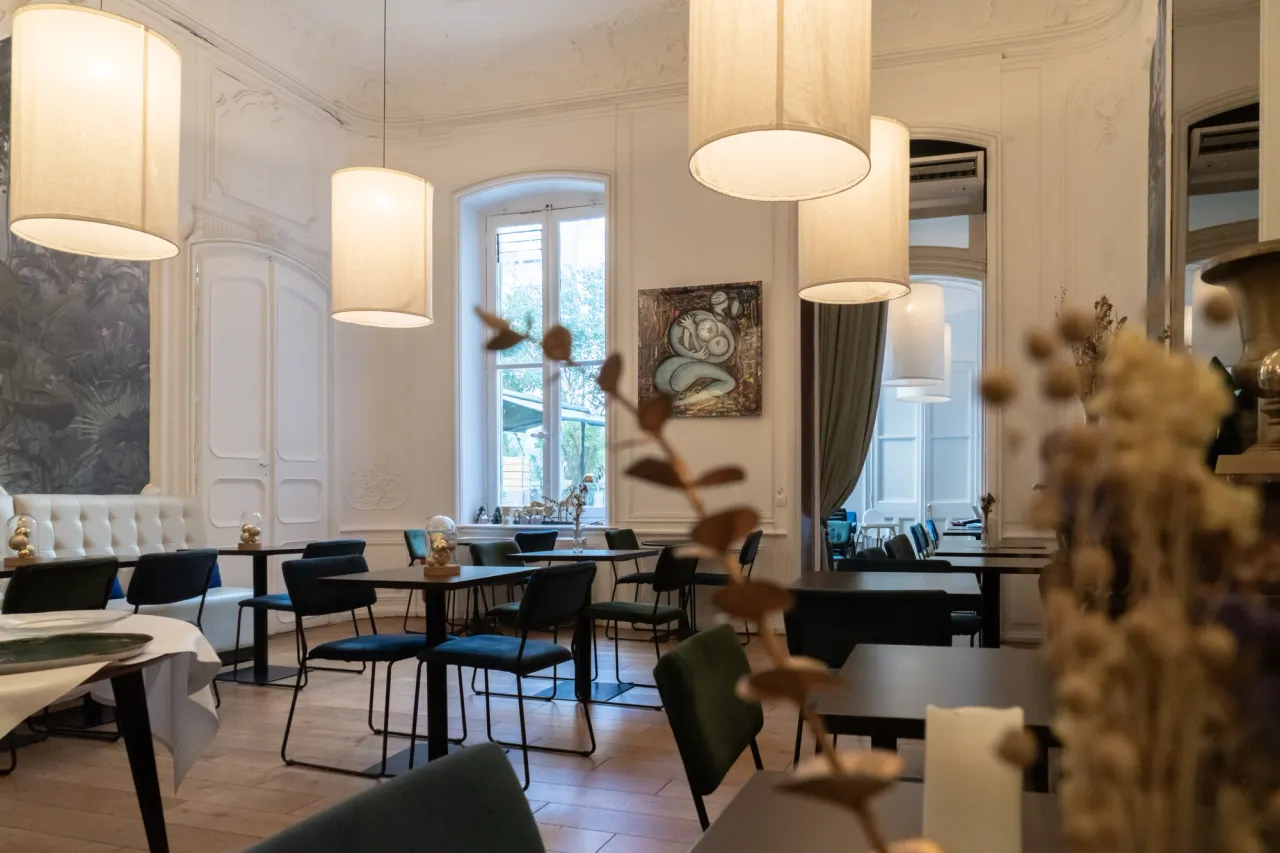 Pièce à manger avec tables noires