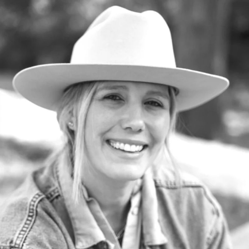Lauren Larsen headshot