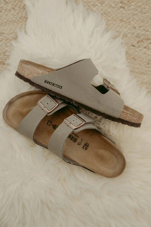 Sandal kasual untuk aktivitas santai
