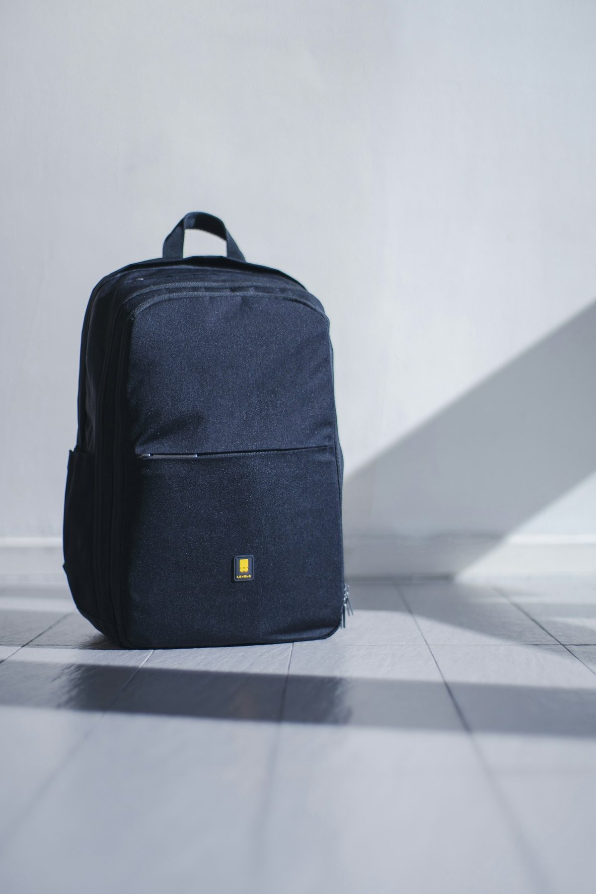 Tas travel hitam dengan desain fungsional