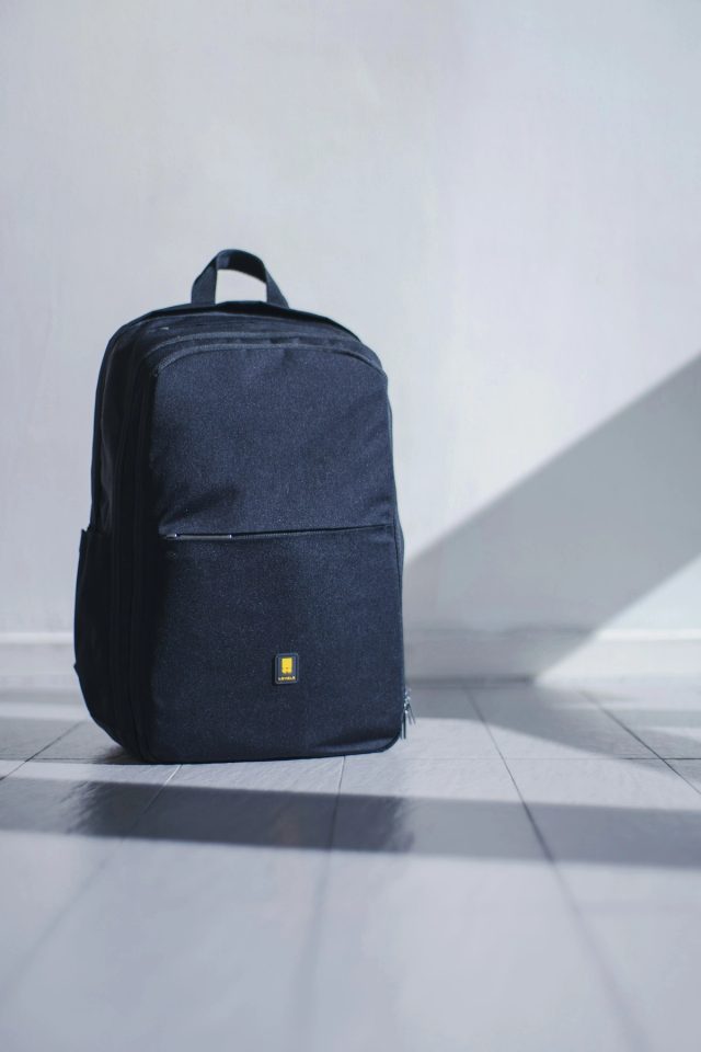Tas travel hitam dengan desain fungsional
