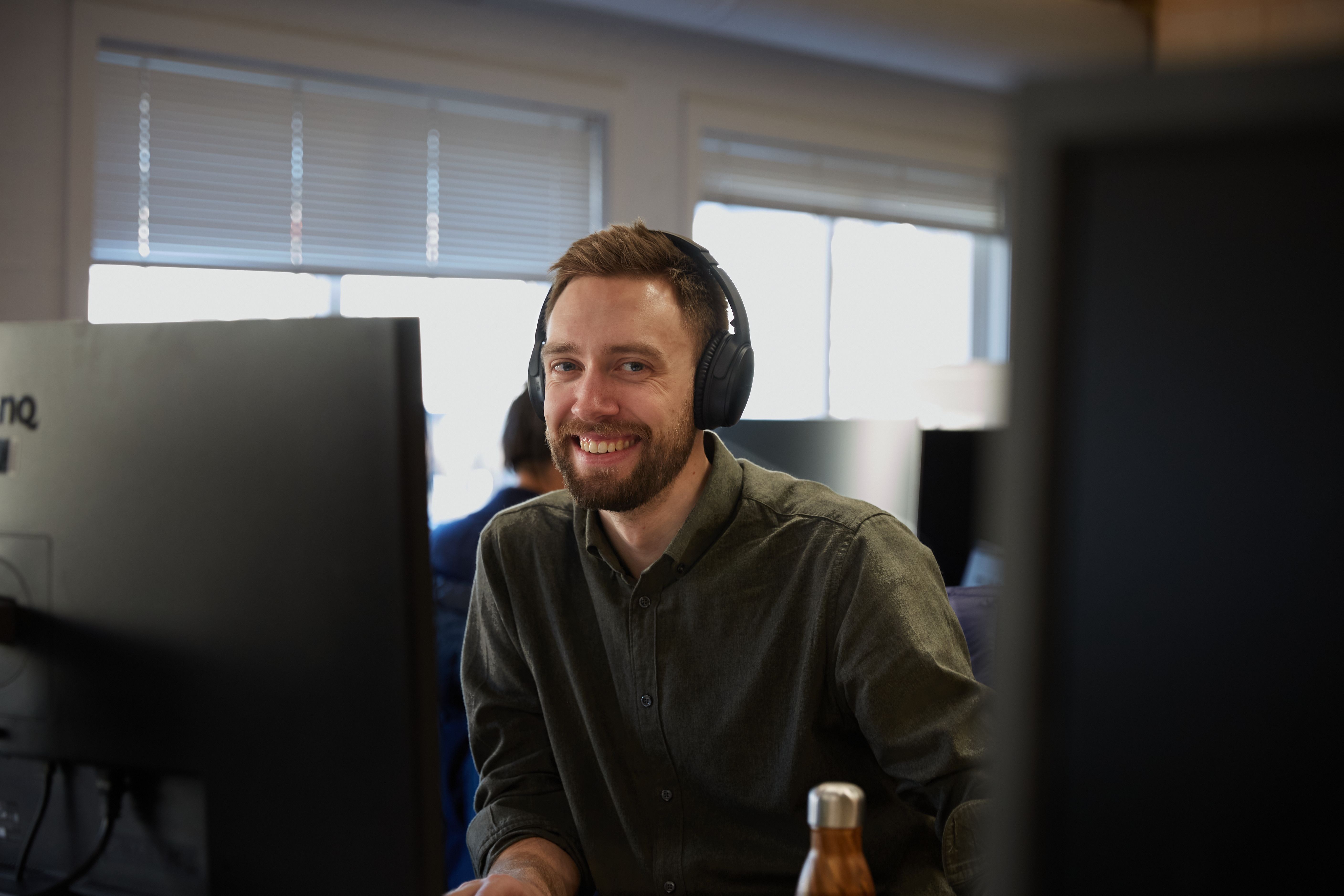 Utvikler foran skjerm. Foto.