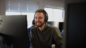 Utvikler foran skjerm. Foto.