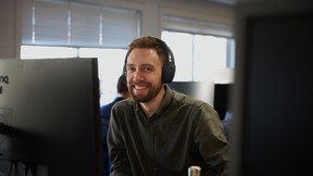 Utvikler foran skjerm. Foto.