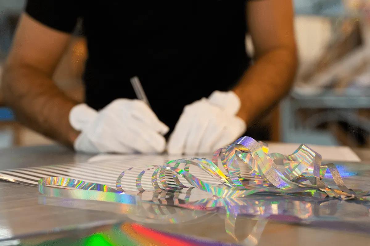 Mann lager folie til installasjonsvegg for Microsoft. Foto.