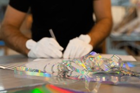 Mann lager folie til installasjonsvegg for Microsoft. Foto.