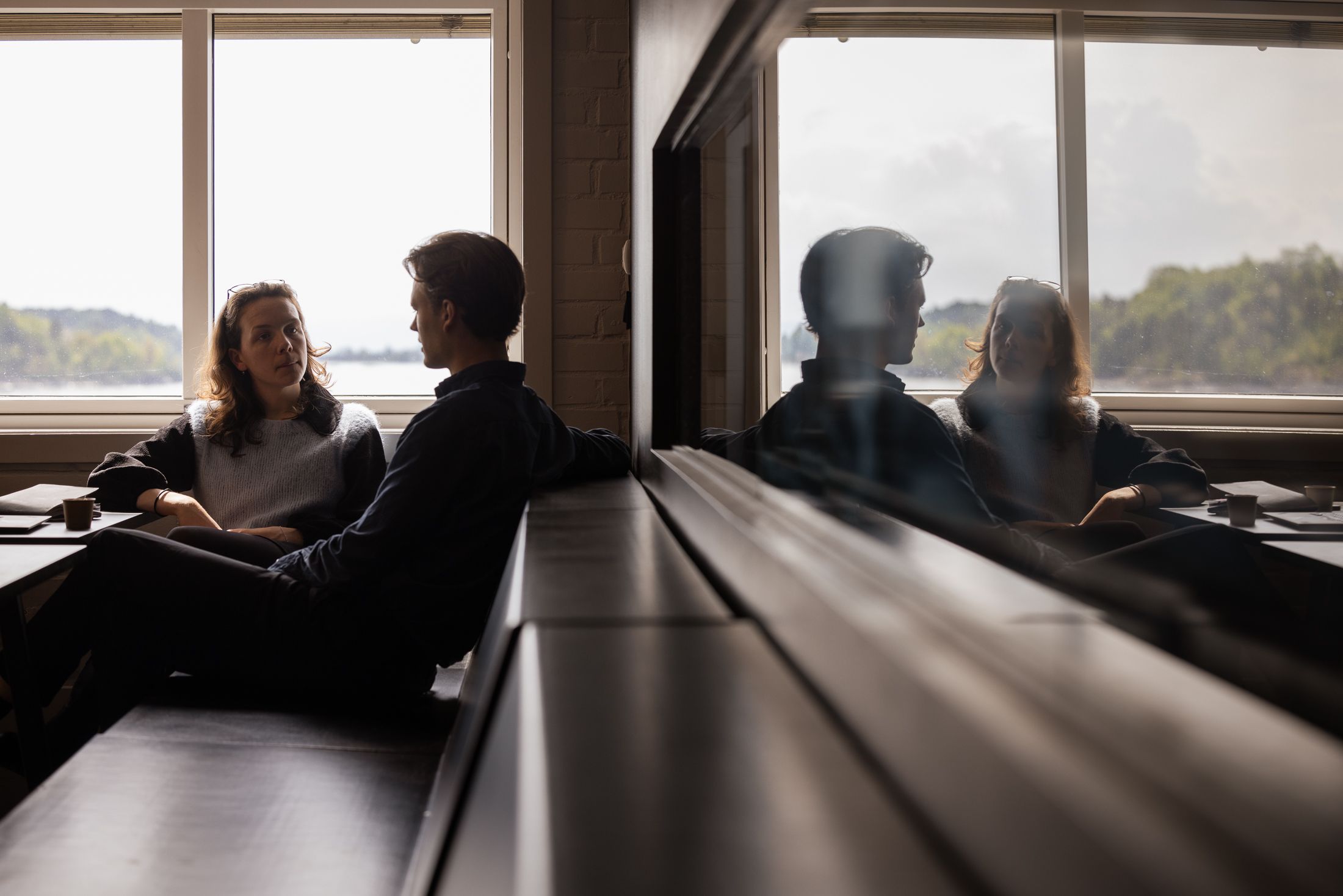 To forretningsrådgivere i en samtale. Foto.