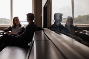 To forretningsrådgivere i en samtale. Foto.