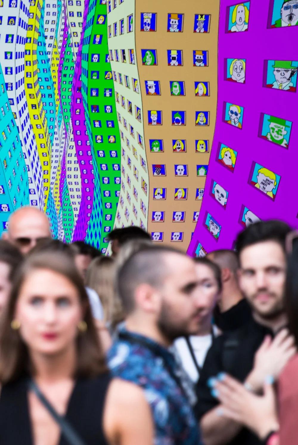 Mennesker foran Pushwagner installasjon. Foto.