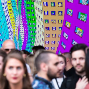 Mennesker foran Pushwagner installasjon. Foto.