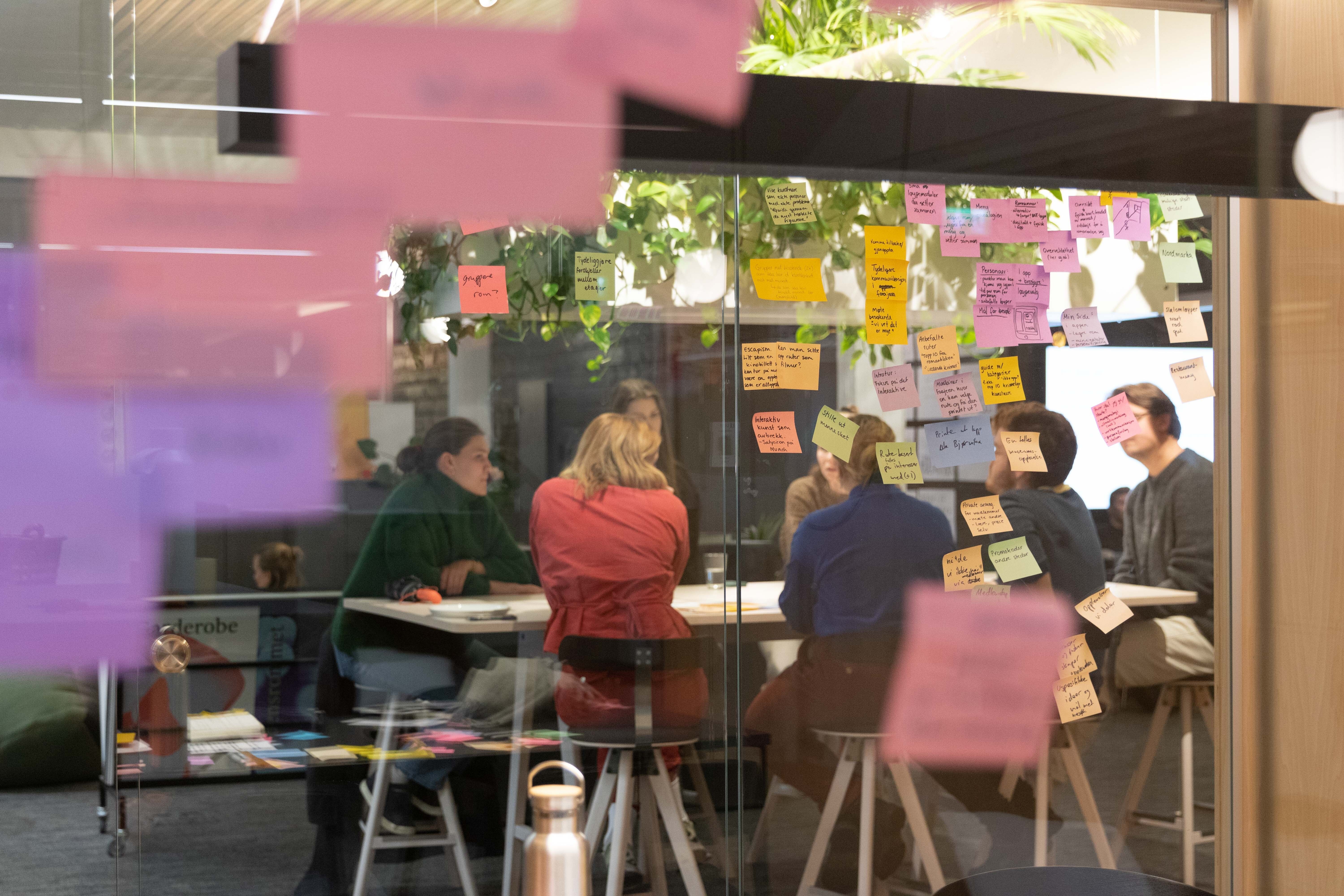 Bekkere i en workshop med post-it lapper. Foto.