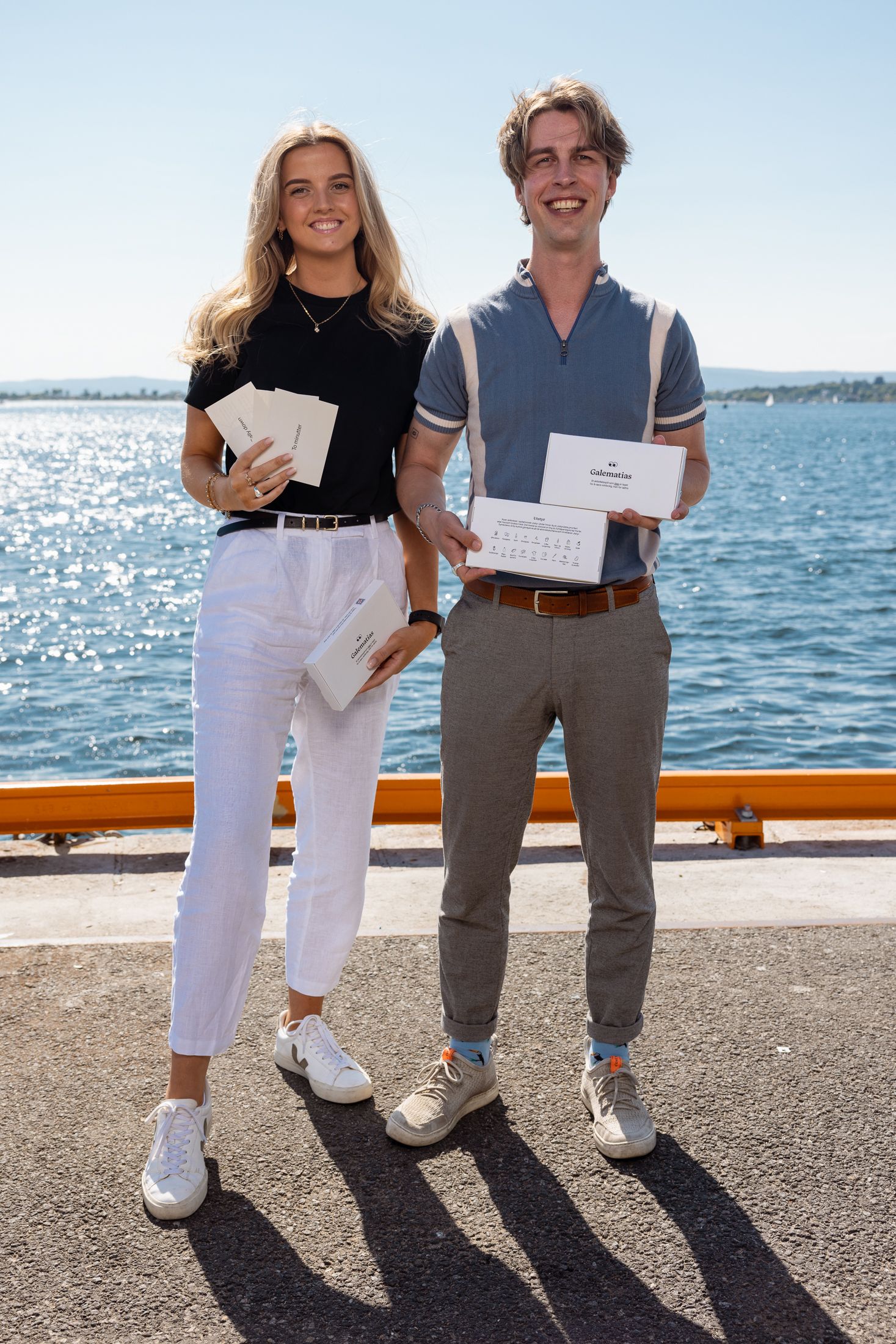 Marlin (t.v.) og William (t.h.) viser frem sitt hobbyprosjekt. Foto.