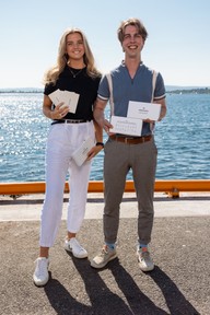 Marlin (t.v.) og William (t.h.) viser frem sitt hobbyprosjekt. Foto.