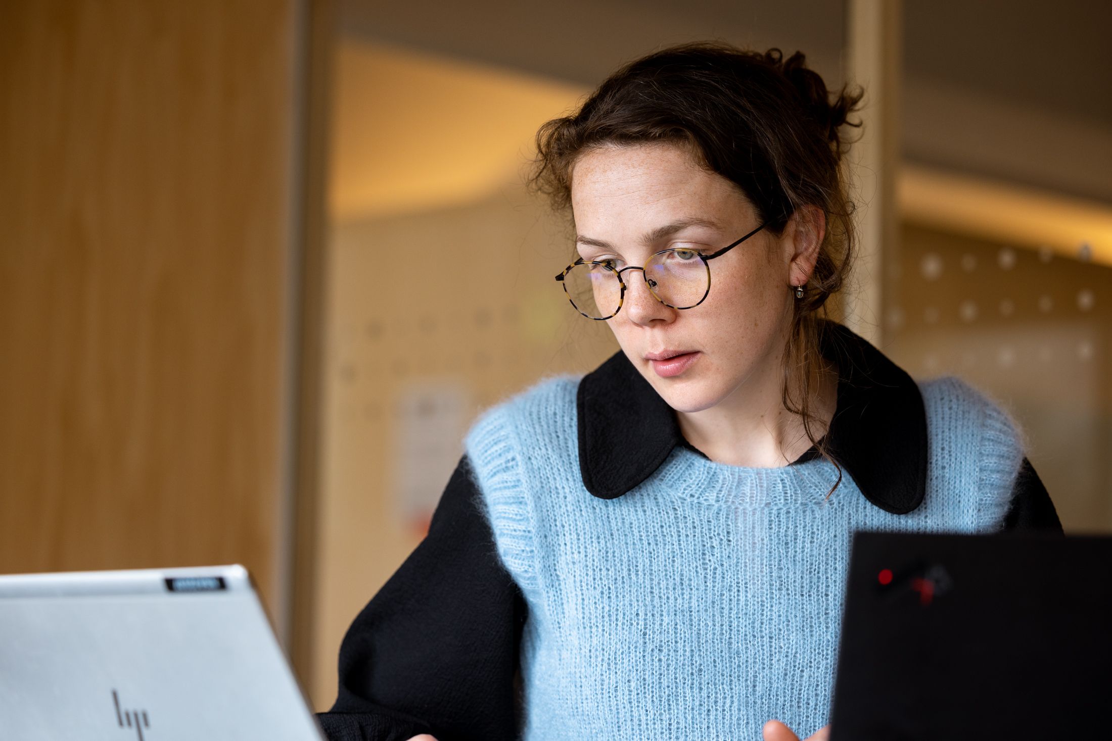 Forretningsrådgiver jobber foran skjerm. Foto.