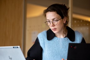 Forretningsrådgiver jobber foran skjerm. Foto.