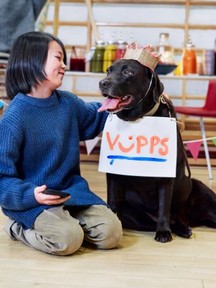 Gutt som koser med en hund. Foto. Kreditering: Vipps