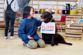 Gutt som koser med en hund. Foto. Kreditering: Vipps