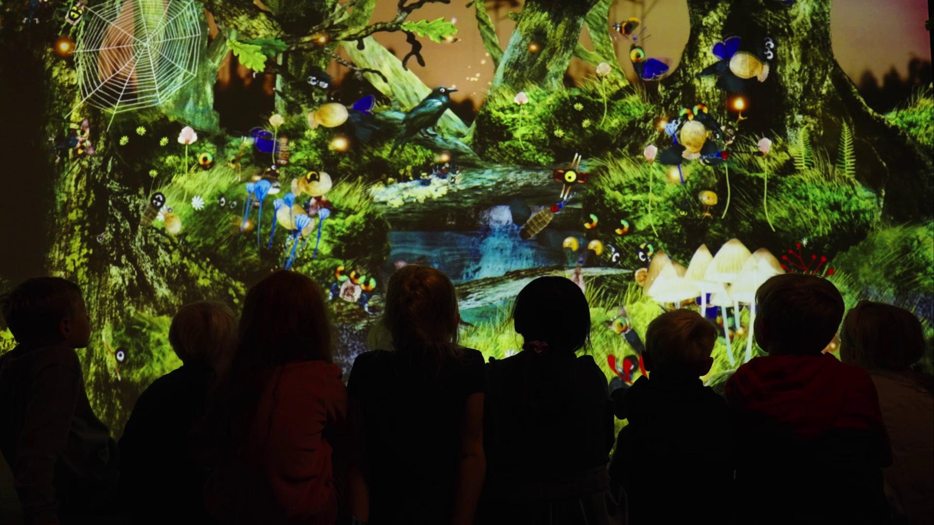 Barn foran urskogen Silva på Nasjonalmuseet. Foto. Kreditering: Nasjonalmuseet