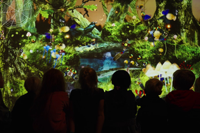 Barn foran urskogen Silva på Nasjonalmuseet. Foto. Kreditering: Nasjonalmuseet