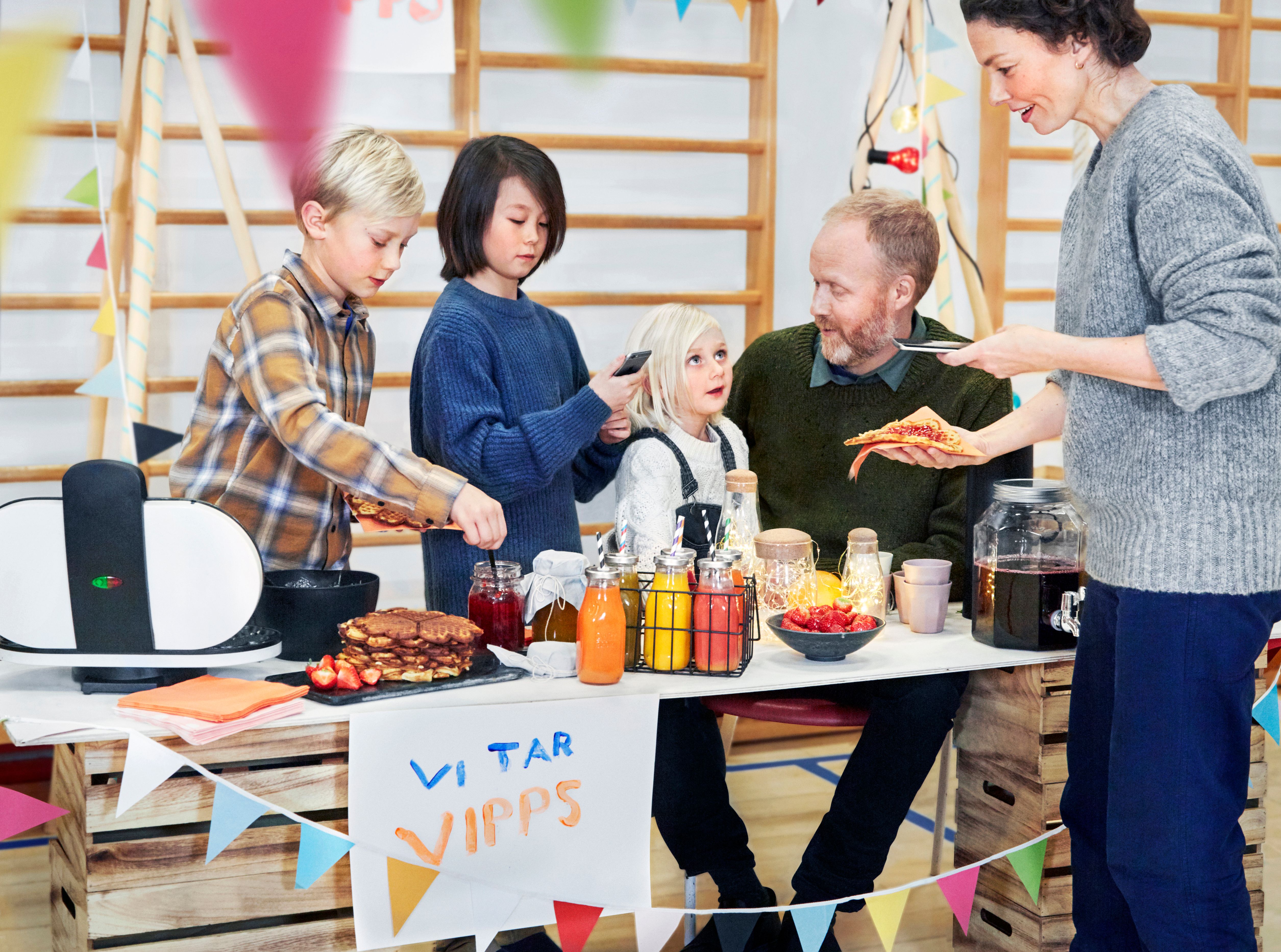 Barn som selger vafler og smoothie med vipps-betaling. Foto. Kreditering: Vipps